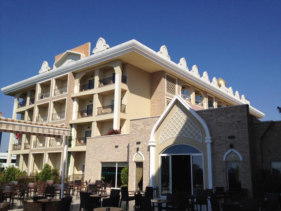 Von der Terrasse Richtung Hotel Adalya Resort & Spa - Adults Only