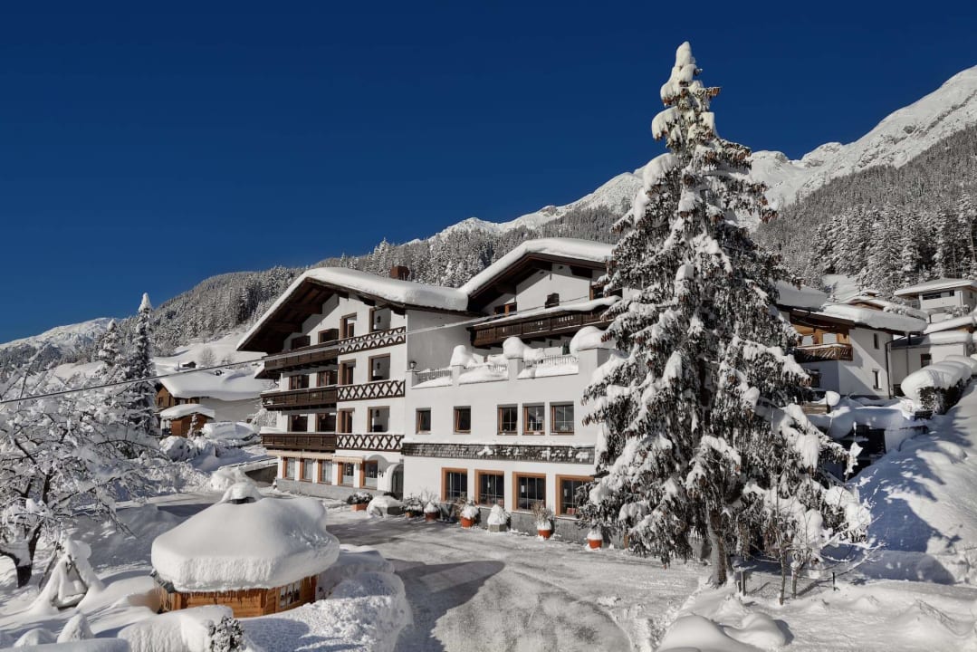 Außenansicht Hotel Alpina