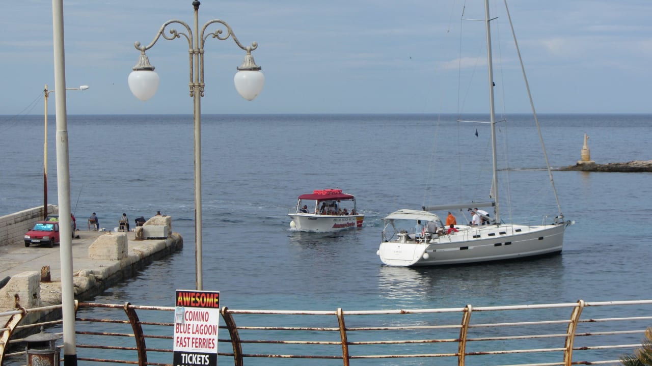 Boote fahren vor dem Hotel zur Insel Commino Riviera Spa Resort - Adults Only