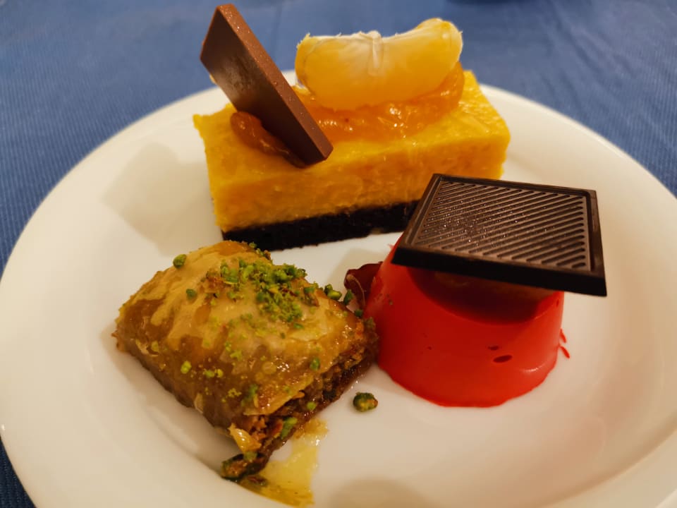 Gastro Royal Taj Mahal Hotel