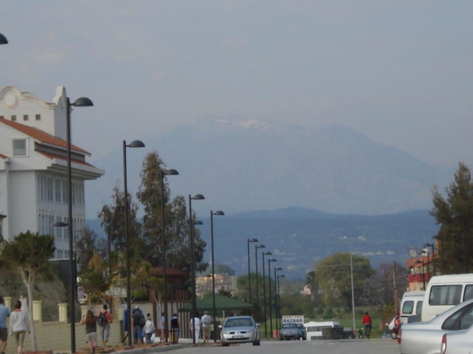 Die Straße vor dem Hotel Grand Seker Hotel