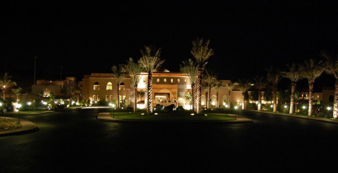 Märchenhotel bei Nacht Miramar Al Aqah Beach Resort