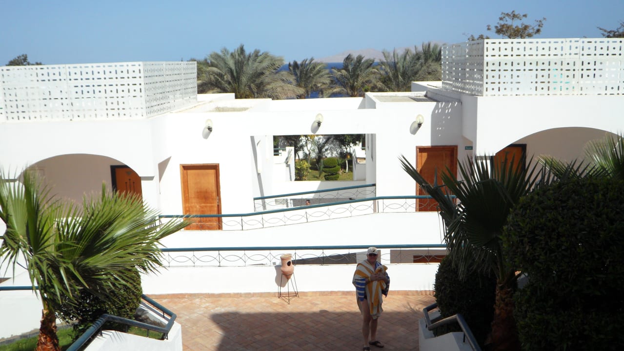 Blick zwischen den Gebäuden in Richtung Meer Sultan Gardens Resort