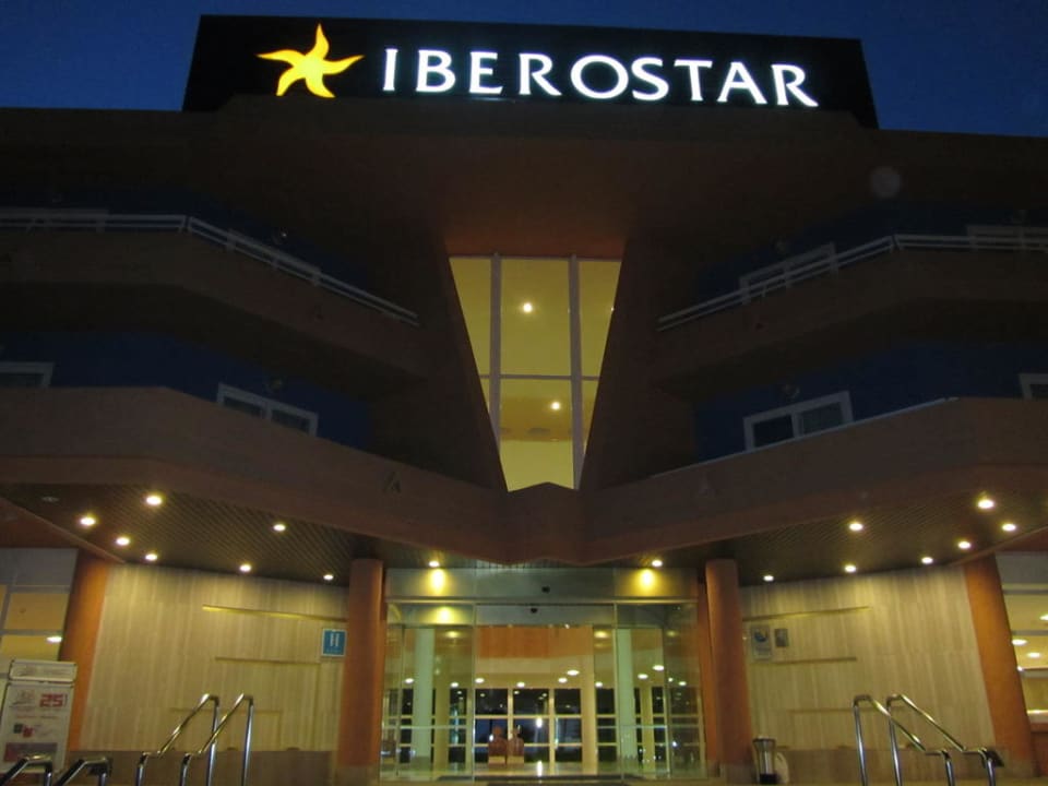 Hoteleingang bei Nacht Iberostar Waves Playa de Muro