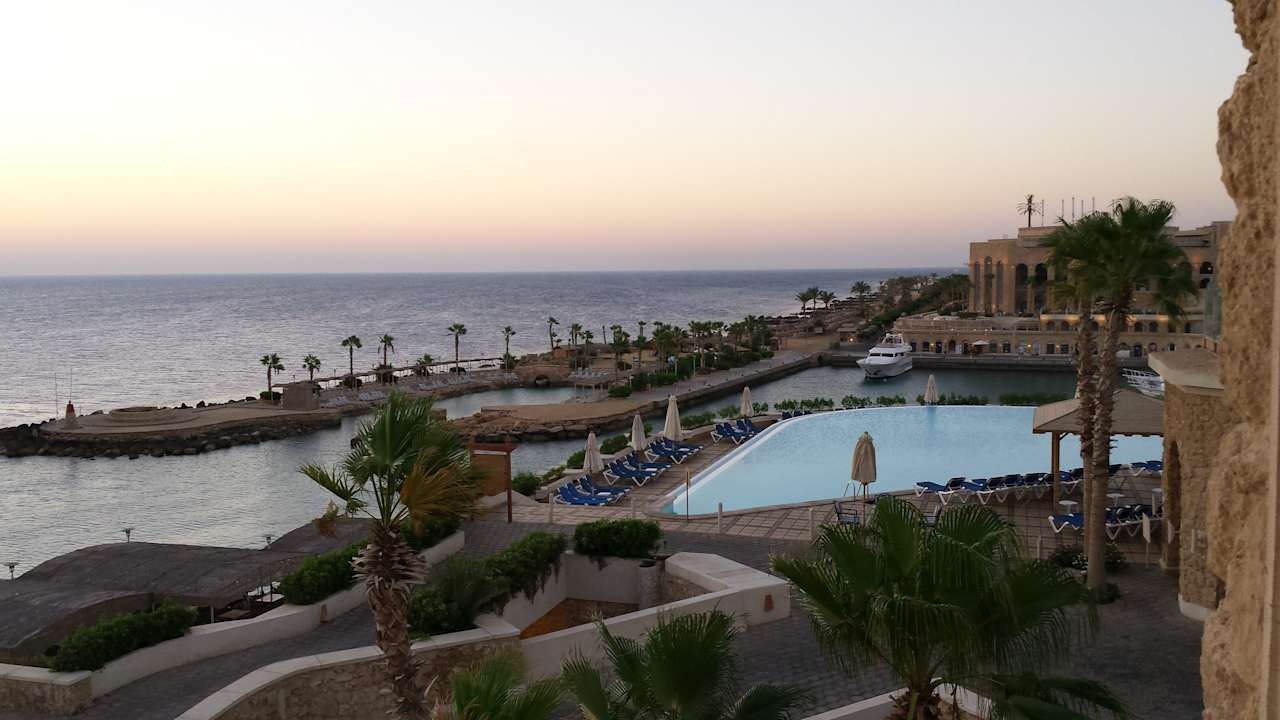 Blick auf den großen Pool und den Hafen Pickalbatros Citadel Resort