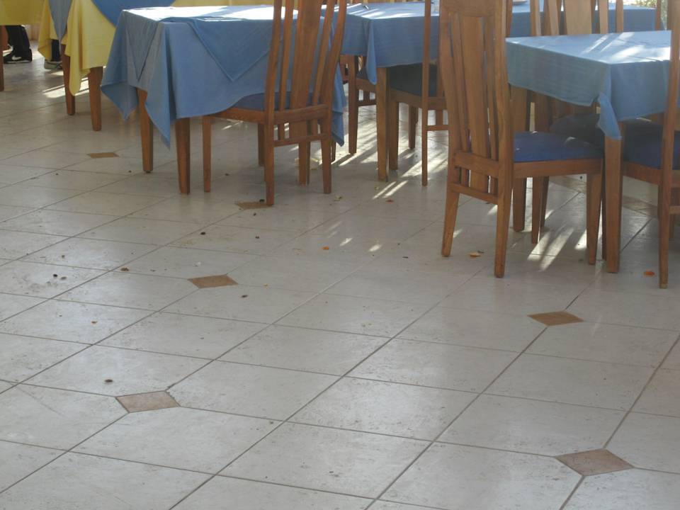 Verdreckter Essbereich nach Öffnung zum Frühstück  Hotel Bravo Djerba