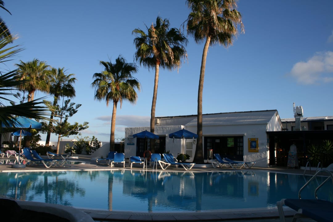 Pool und Restaurant im Hintergrund Bungalows & Appartements Playamar