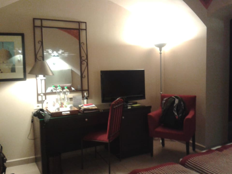 Schreibtisch, TV im renovierten Zimmer Jaz Makadi Oasis Resort