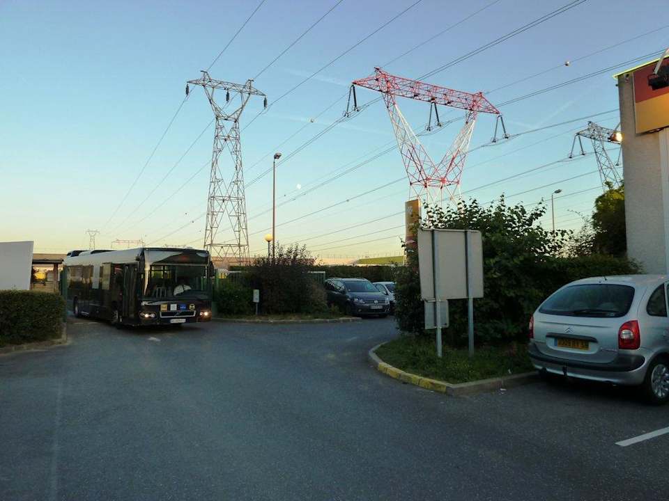 Entrée de l'hotel et bus noir navette aéroport Premiere Classe Roissy Charles De Gaulle Paris Nord 2