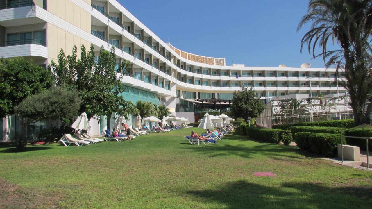 Widok z ogrodu Hotel Louis Imperial Beach