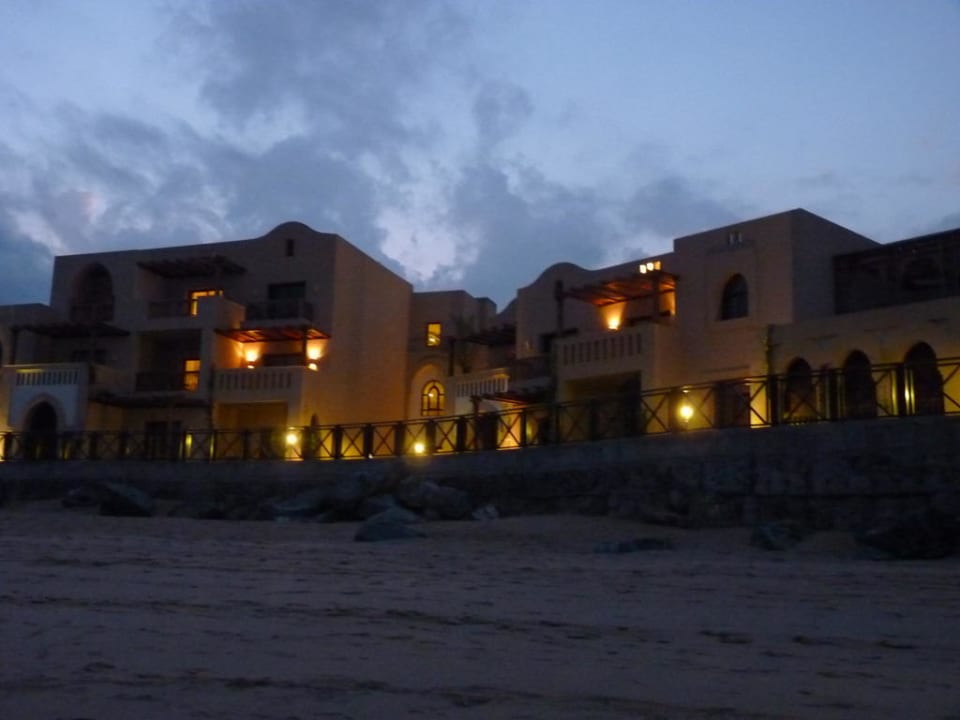 Hotelbereich direkt am Strand Miramar Al Aqah Beach Resort