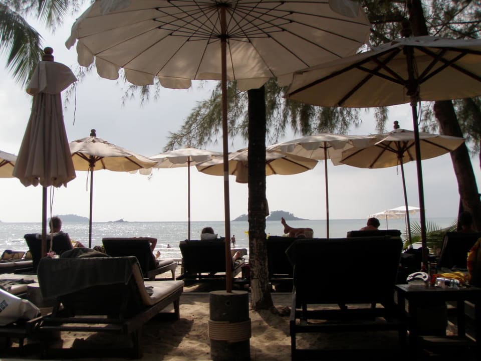 Blick von der Liege zum Strand Hotel The Dewa Koh Chang