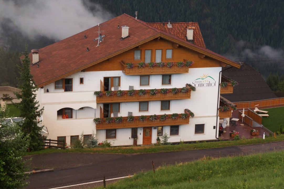 Die Straße führt nach Mühlbach hinunter Pension Sonnenhof