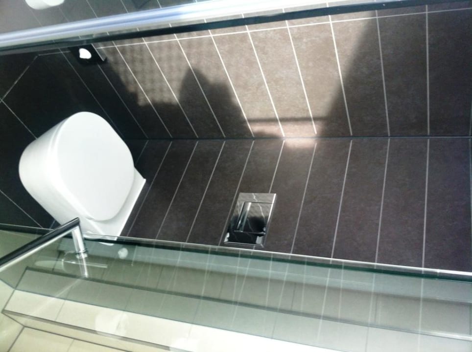 Toilette im Deluxe-Zimmer Vienna House by Wyndham Andel's Berlin