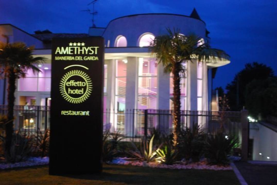 Außenansicht bei Nacht Manerba del Garda Resort