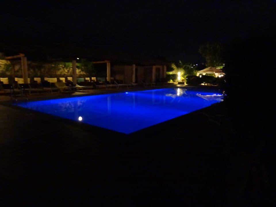 Poolanlage bei Nacht Hotel Etna