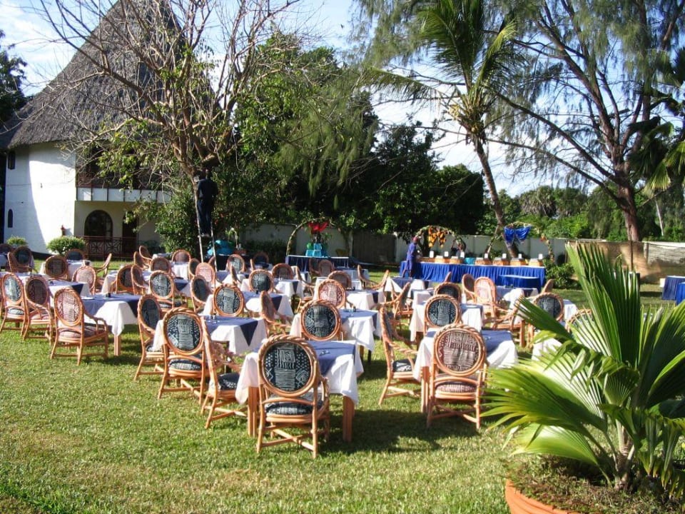 Vorbereitungen fürs Abendbuffet im Garten Neptune Paradise Beach Resort & Spa