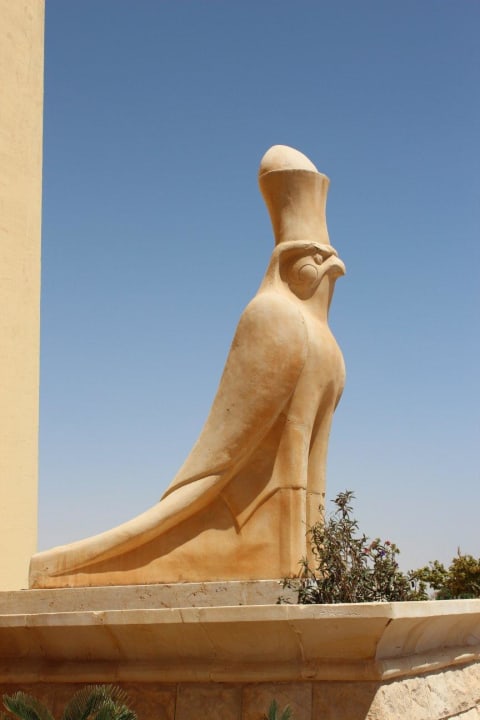 ...flankiert die Auffahrt... Hotel Sheraton Soma Bay Resort