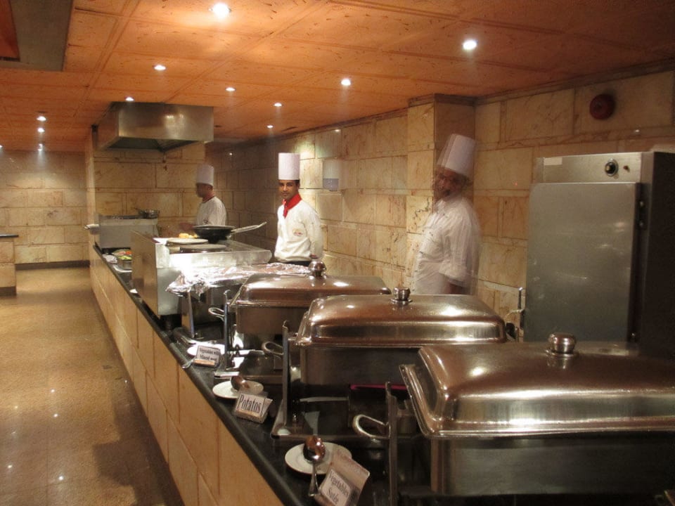 Köche bei der Arbeit Happy Life Village