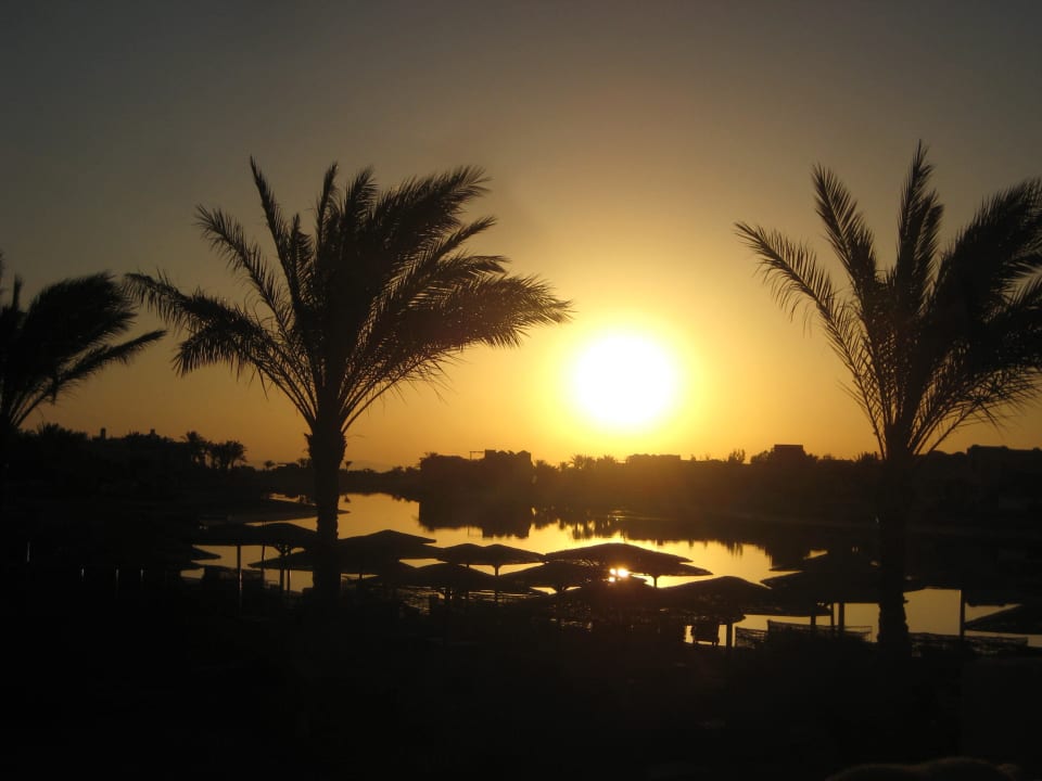 Sonnenaufgang von unserem Balkon Three Corners Rihana Resort Deluxe