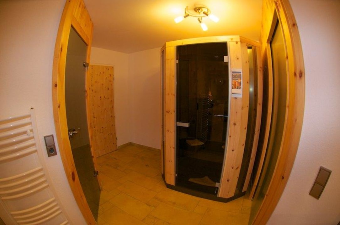 Eingang und Infrarotkabine Hotel Winzer - Nur wir Zwei