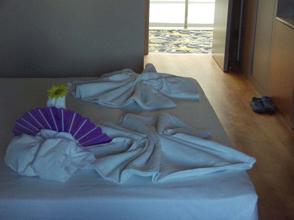 Betten Dekoration im Zimmer 2410 Palm World Side Resort & Spa