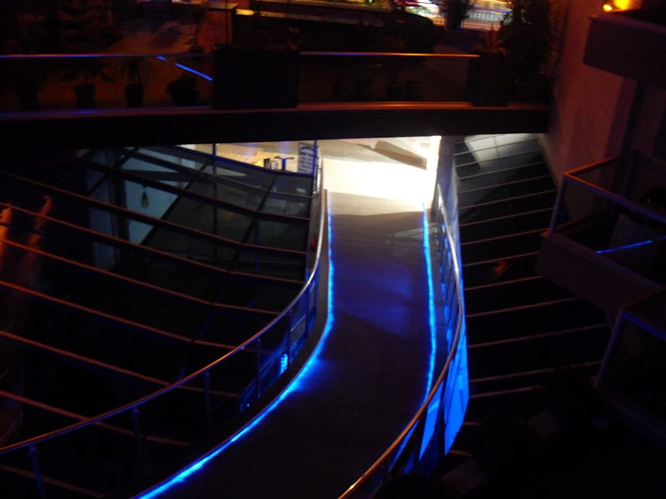 Eingang bei Nacht Tac Premier Hotel & Spa