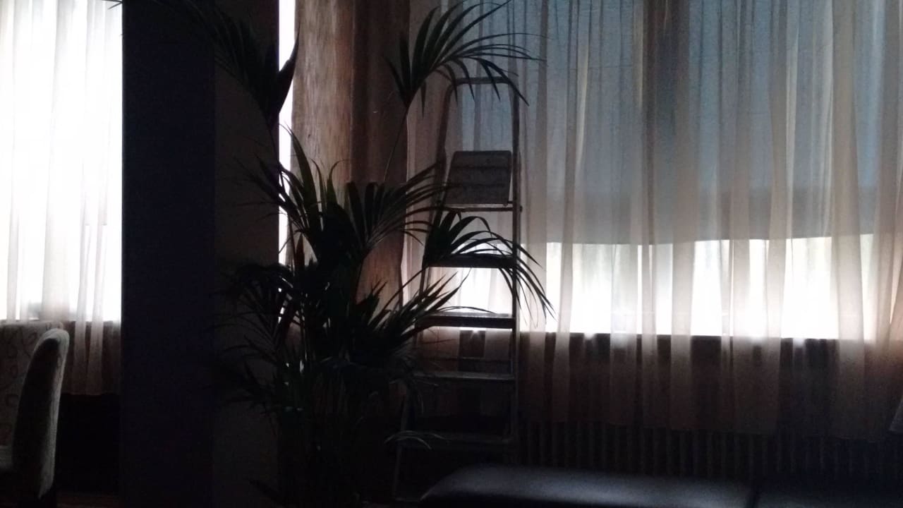 Lounge mit Leiter und Werkzeug auf dem Tisch Abant Hotel Frankfurt Obertshausen