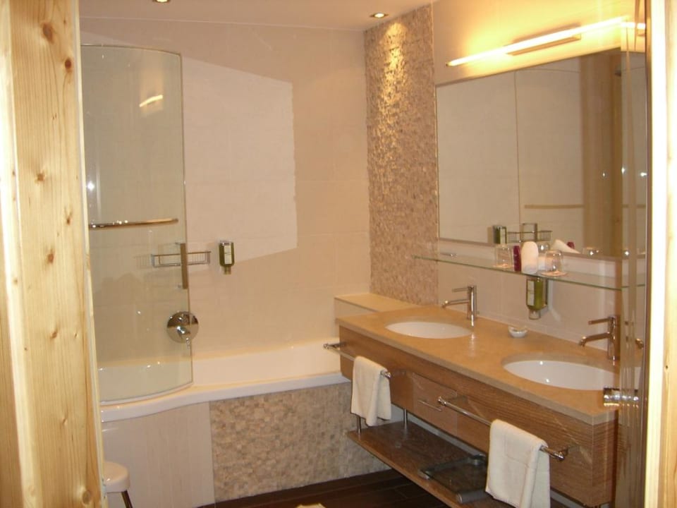 Badezimmer im Zimmerty Landleben Hotel Alpin Spa Tuxerhof