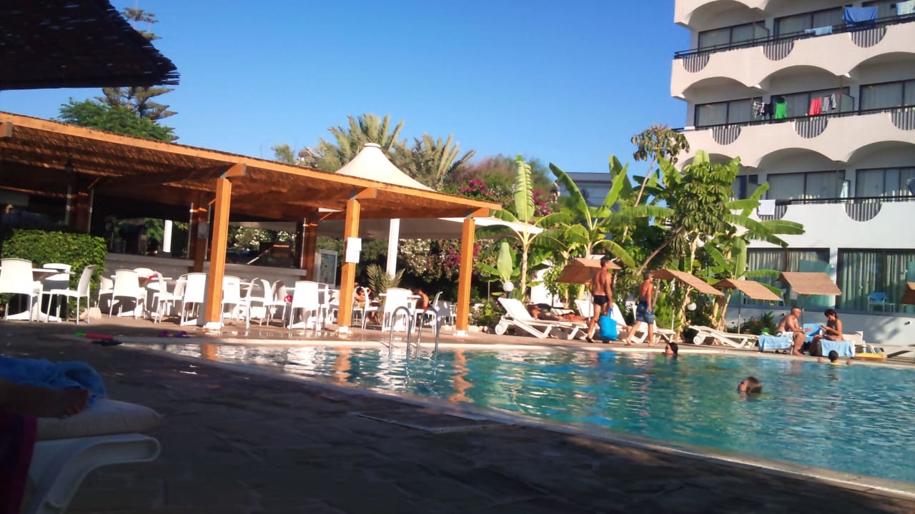 Bar przy basenie Crystal Springs Beach Hotel