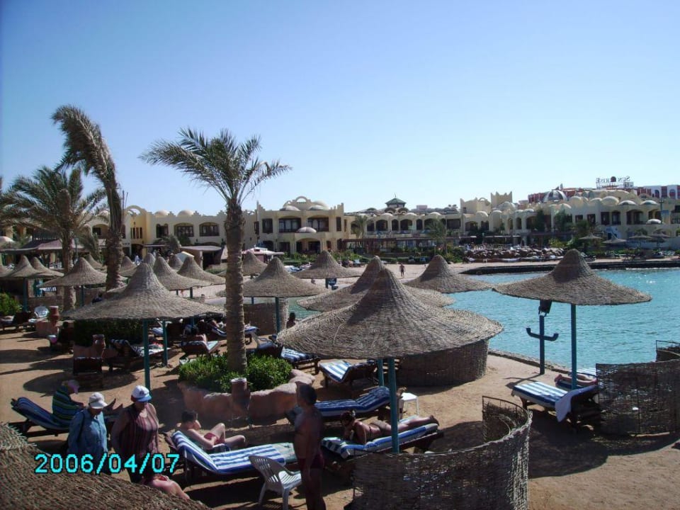 Am Strand,viele Liegeplätze,dicht an dicht Sunny Days Palma De Mirette Resort & Spa