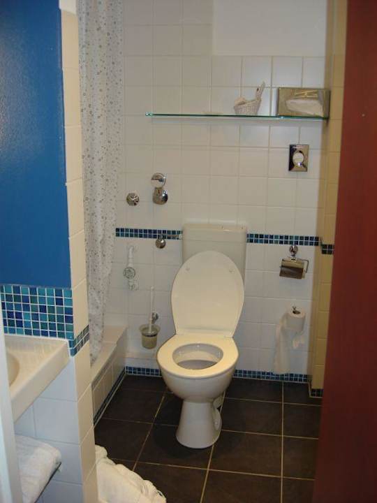 Badezimmer mit Dusche SORAT Hotel Berlin