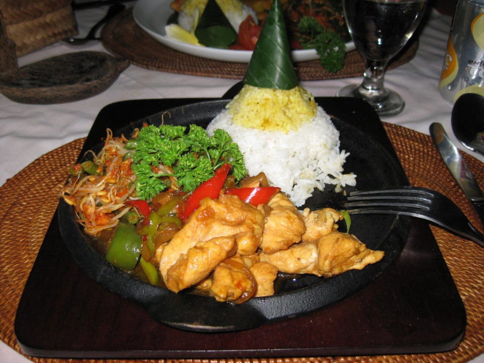Abendessen Chicken Anom Beach Hotel