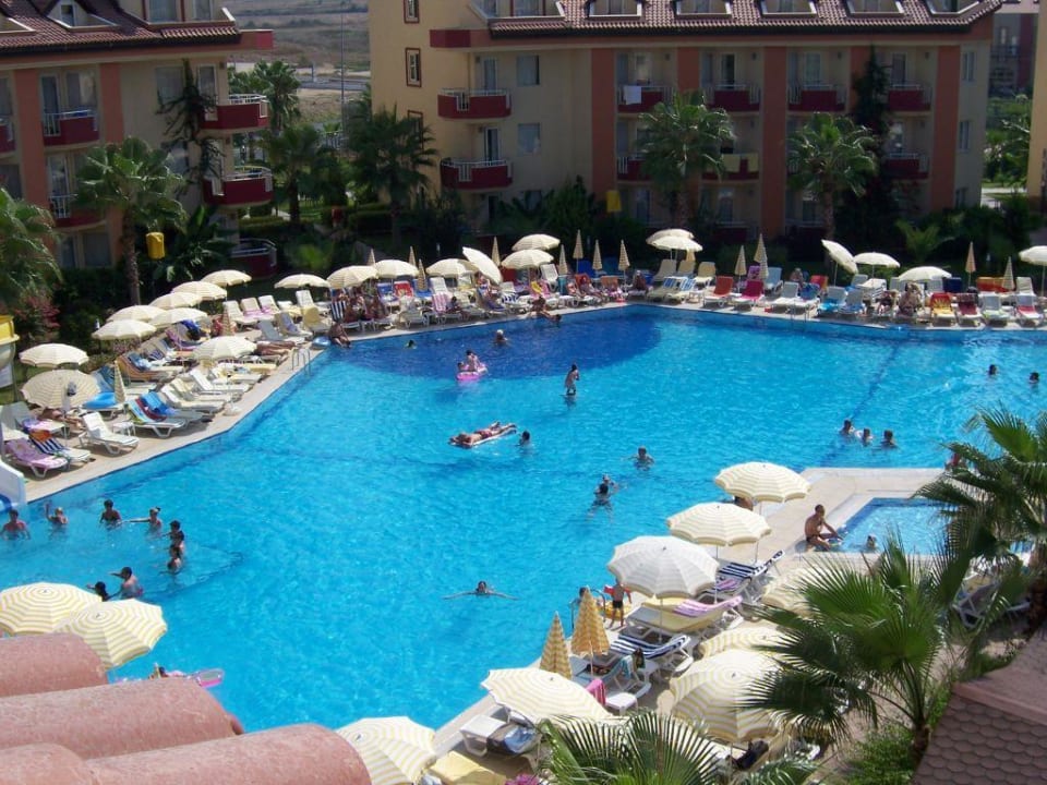 Widok na basen z balkonu Hotel Orfeus Park