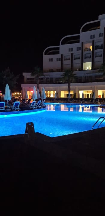 Pool Side Prenses Resort & Spa