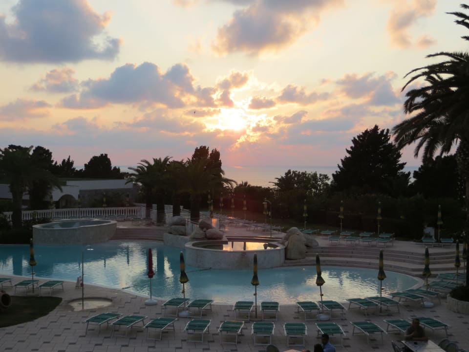 Abendstimmung über dem Pool Aldiana Club Rocca Nettuno Calabria
