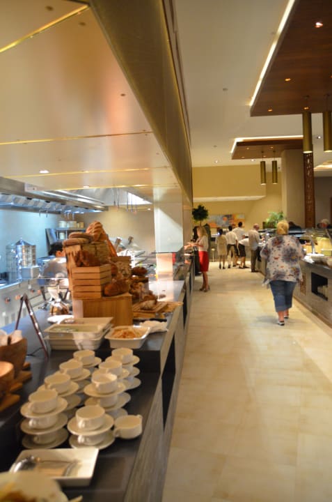 Abendbuffet ohne Dekoration DoubleTree by Hilton Resort & Spa Marjan Island