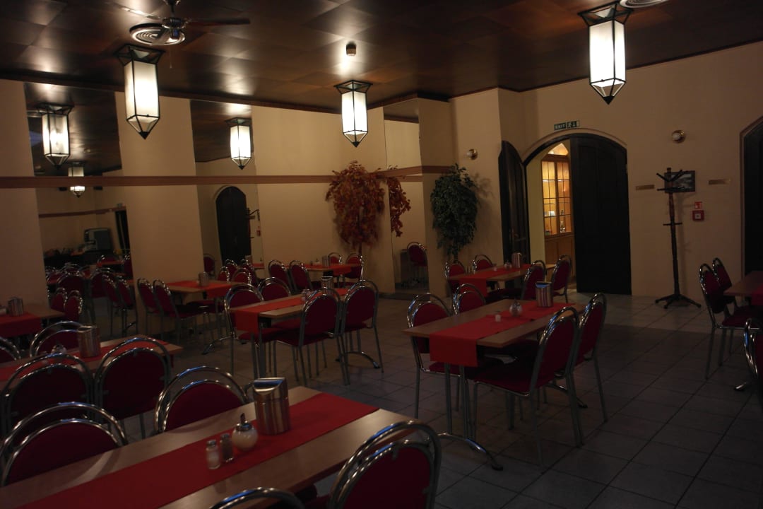 Düsterer Frühstücksraum by Trensator Hotel Česká Koruna