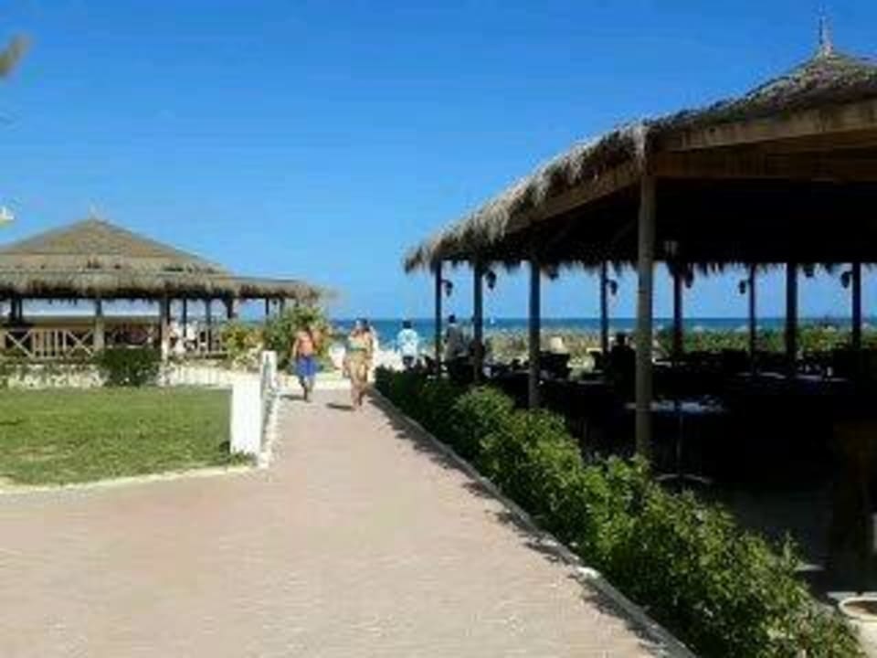 Weg zum Strand mit Snackbar Hotel Meninx Djerba