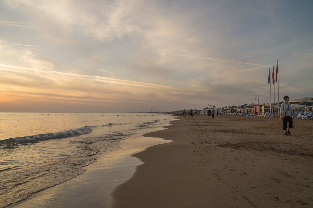Der Hotelstrand am Abend Aydinbey Kings Palace & Spa