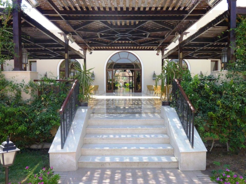 Eingang vom Pool zur Lobby Hotel JAZ Makadi Star & Spa