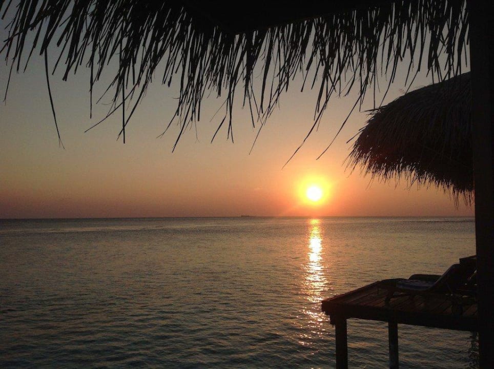 Sonnenuntergang vom Wasserbungalow aus Filitheyo Island Resort