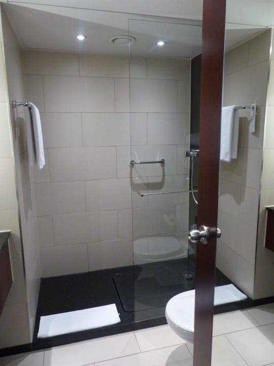 Bad mit offener Dusche Zürich Marriott Hotel