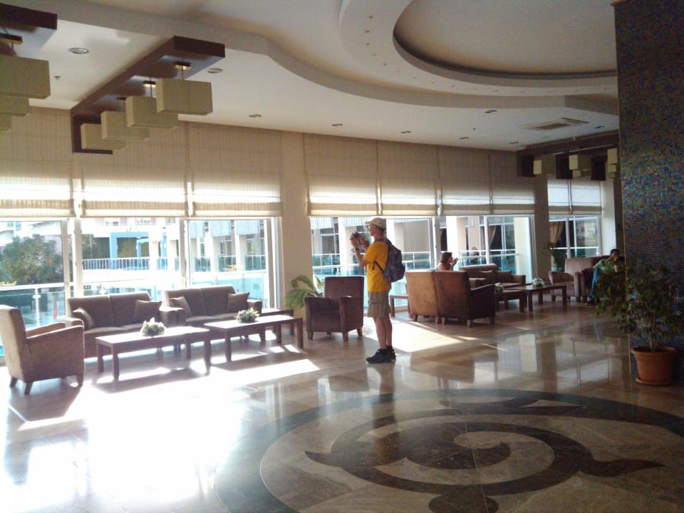 Hell und viele Sitzgelegenheiten Solivia Hotel