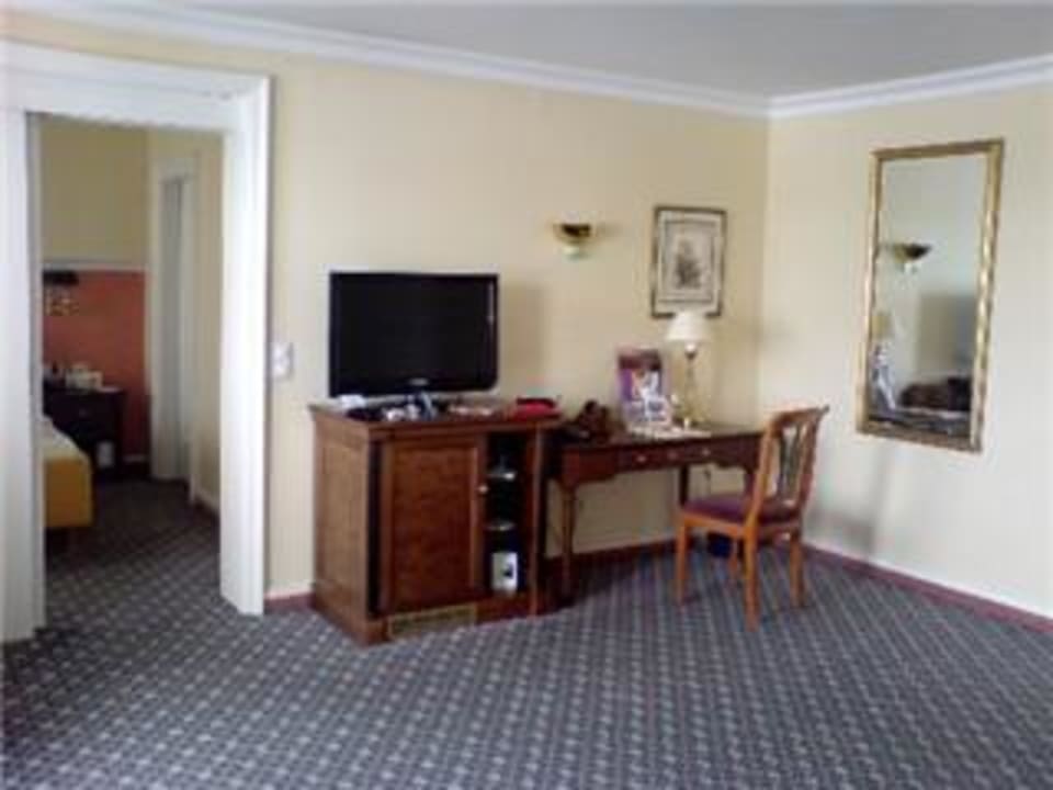 TV Ecke mit Schreibtisch Hotel Holzapfel