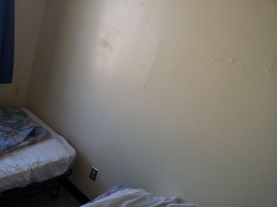 Dirty walls Hotel Neill-Wycik College