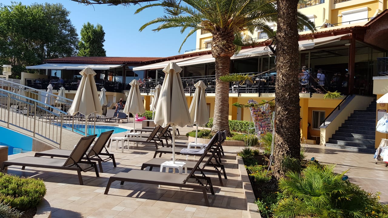 Pool Vantaris Luxury Beach Resort