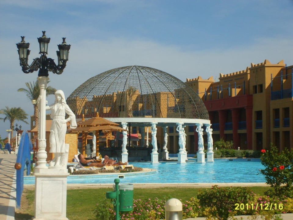 Бар в бассейне Hotel Titanic Palace