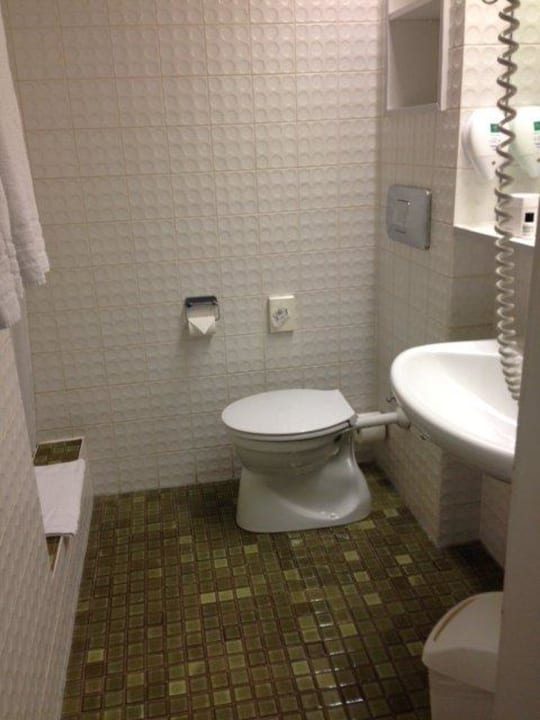 Retro-Bad mit Plastikduschvorhang. Wyndham Duisburger Hof