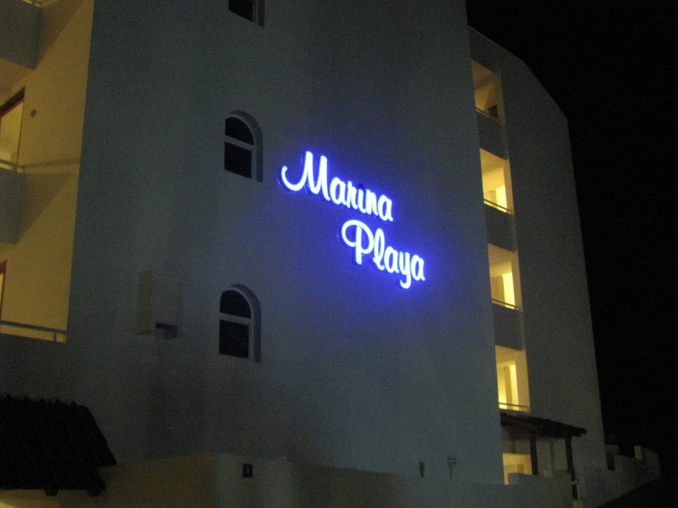 Eingangs-Ansicht bei Nacht Marina Playa Suite Hotel